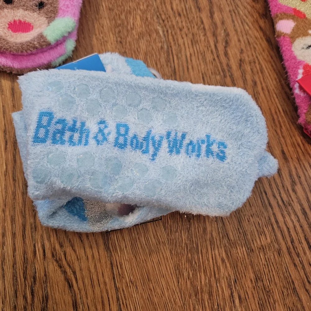 Lot of Bath & Body Works Shea Infused Holiday Fuzzy Socks - Picture 3 of 3